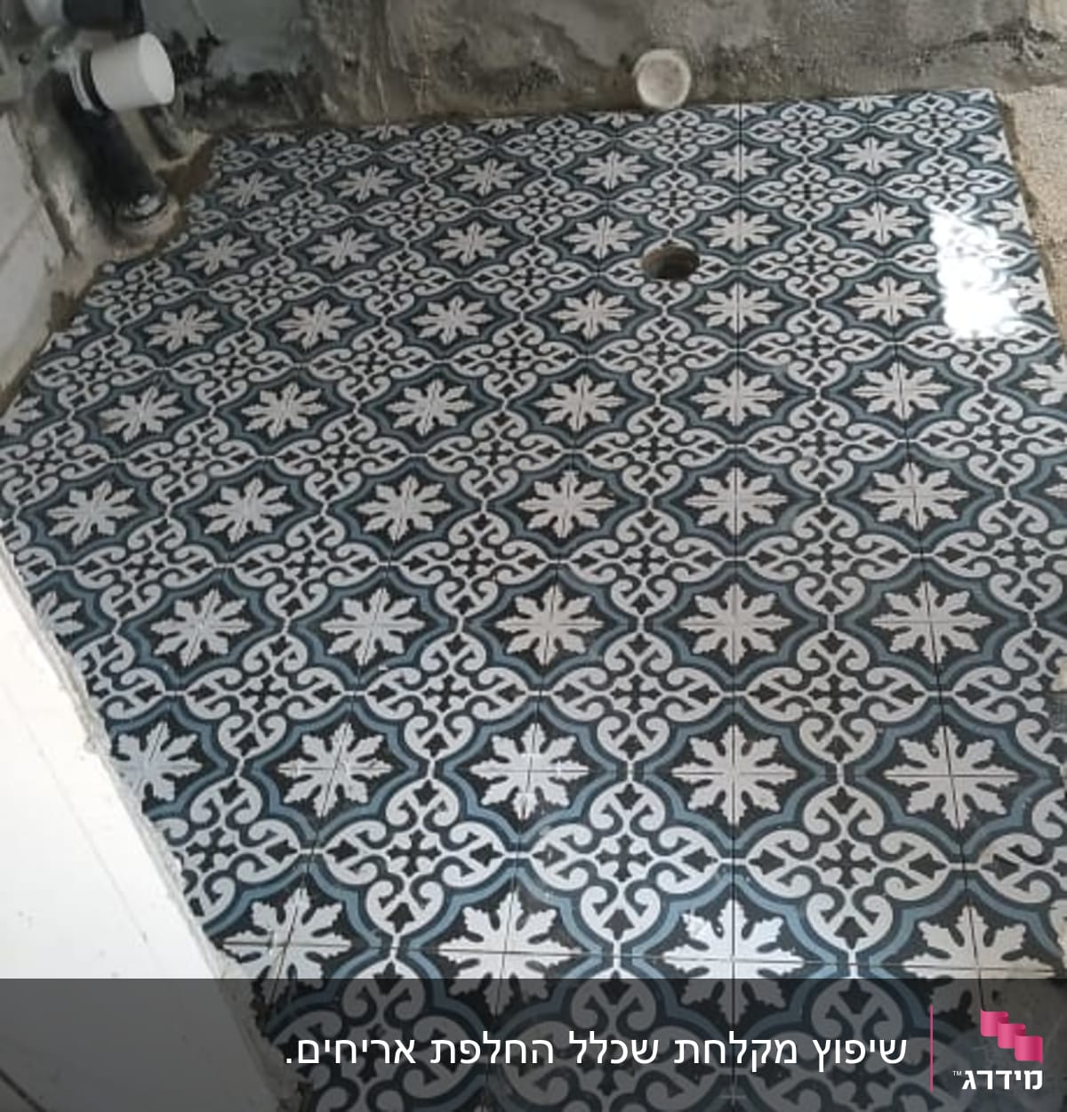 ריצוף חדש עם אריחים מעוצבים בתהליך שיפוץ